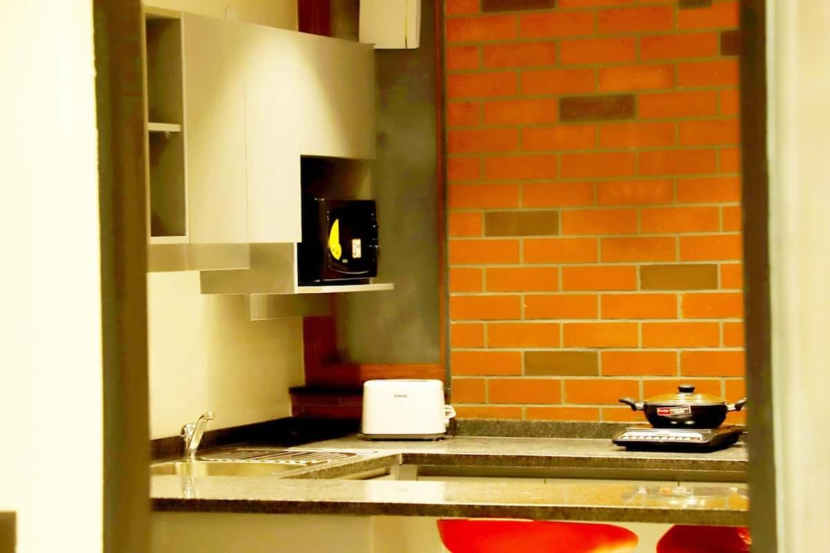Apt# One-Four-Two - With Lift - High Speed Wifi - Smart Tv New Delhi Exterior photo